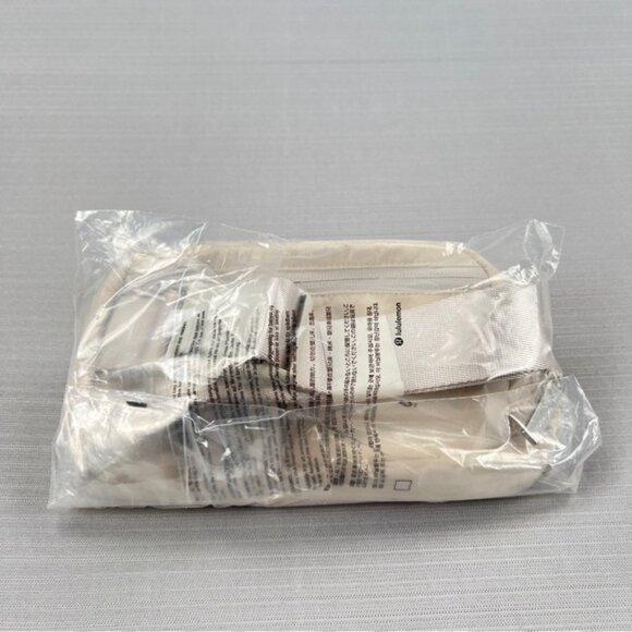 RARE! NEW Lululemon Everywhere Belt Bag (1L) - WHITE OPAL - Unisex Minimalist - Picture 3 of 11